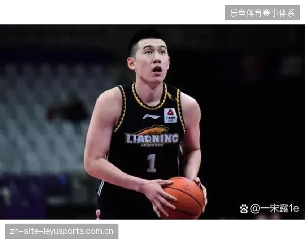 老将韩德君依旧是辽宁队内线的战术支点，他利用经验和身体对抗为队友创造进攻空间